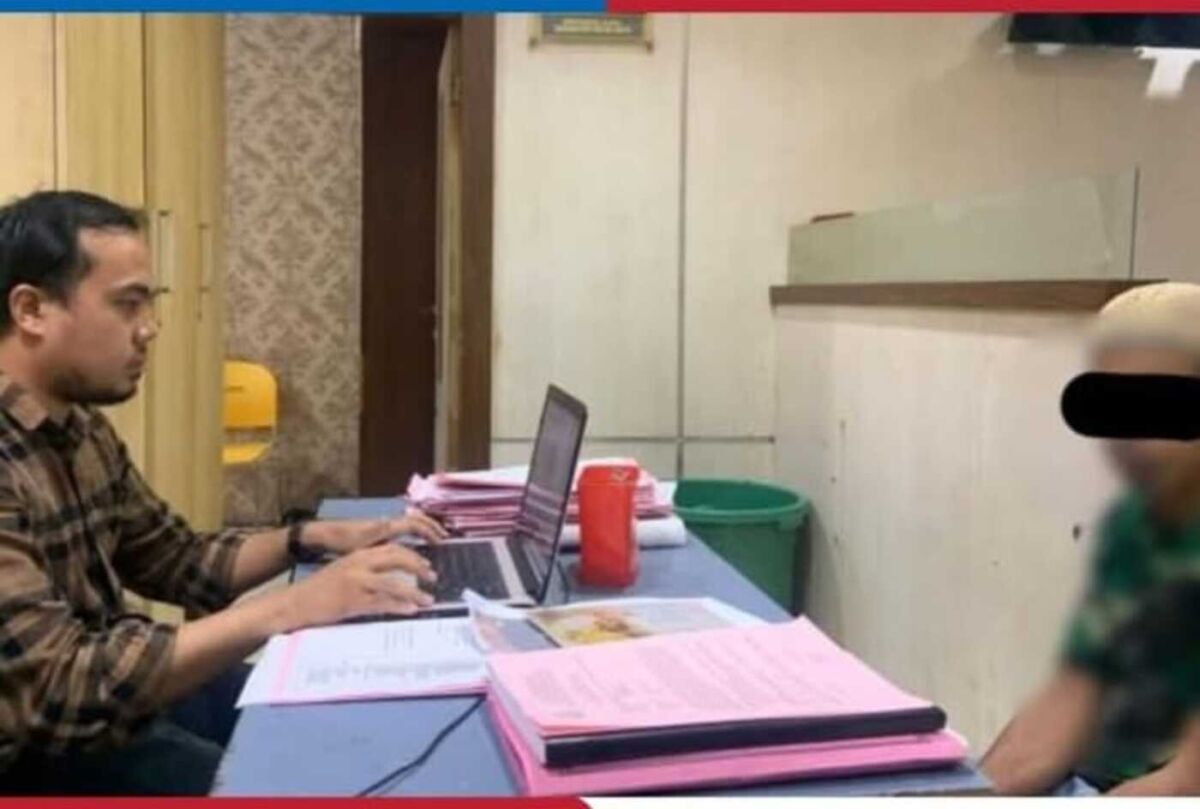 MELAPOR -- Korban saat melaporkan kasus yang dialaminya ke Polsek Tamalate.
