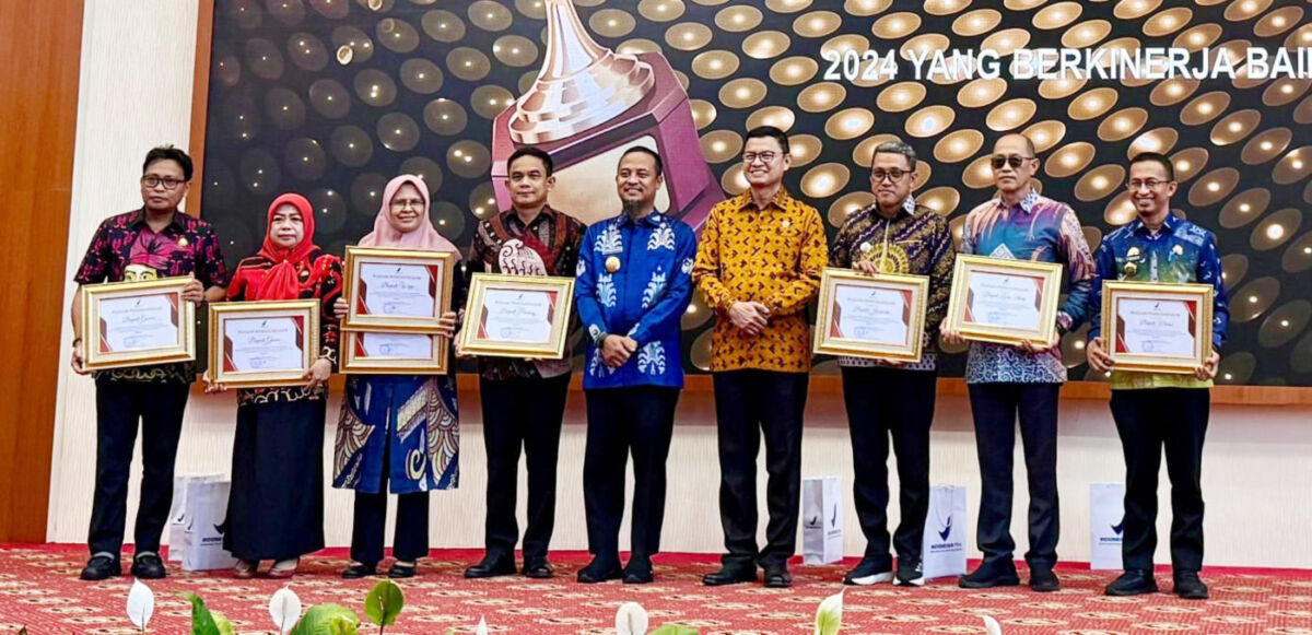 IST
PENGHARGAAN -- Staf Ahli Bupati Gowa, Rumaisah bersama Kabag Pemerintahan, Natsir Arief saat menerima penghargaan dari BPOM. 
