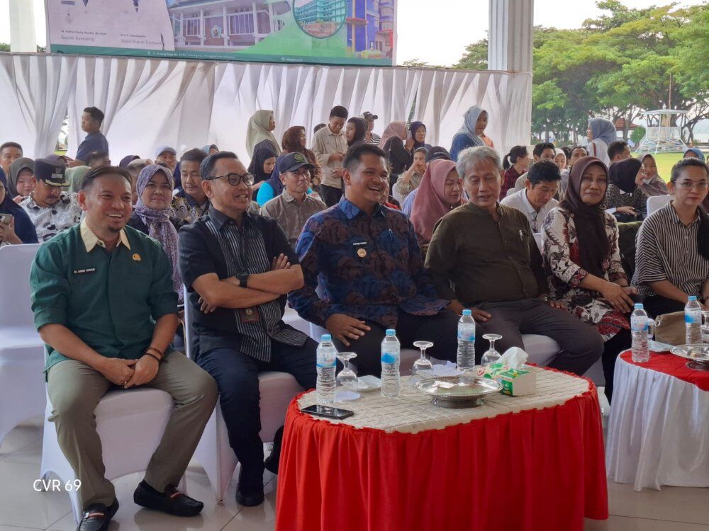 TERIMA KKN -- Bupati Bantaeng, M Fathul Fauzy Nurdin menerima sebanyak 802 mahasiswa Kuliah Kerja Nyata (KKN) Tematik Angkatan 18, Universitas Megarezky Makassar, di Tribun Seruni, Bantaeng, Jumat (1/8).
