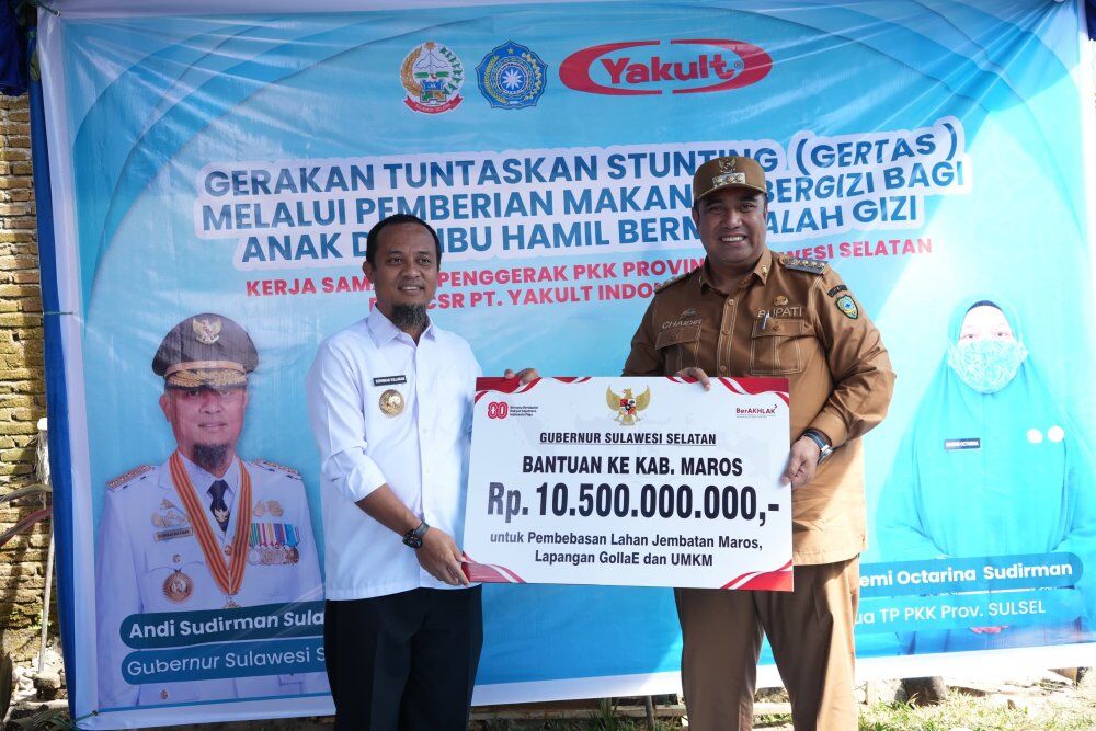 BANTUAN -- Gubernur Sulsel, Andi Sudirman Sulaiman ketika menyerahkan bantuan keuangan kepada Pemkab Maros yang diterima Bupati Maros, Chaidir Syam.
