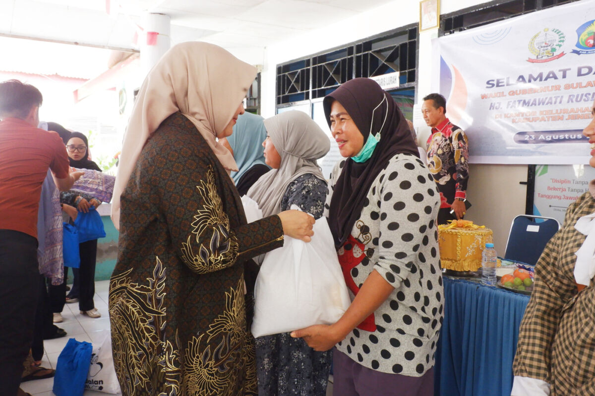 BANTUAN -- Wagub Sulsel, Hj Fatmawati Rusdi sedang menyerahkan bantuan kepada warga saat melakukan kunjungan ke Kelurahan Empoang, Kecamatan Binamu, Kabupaten Jeneponto.
