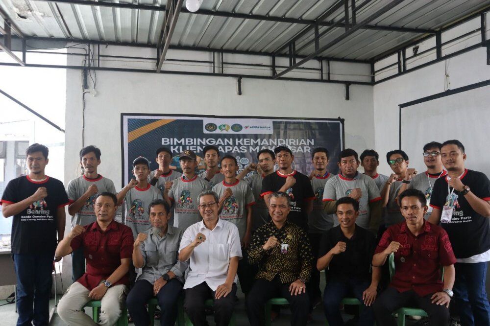 BAPAS -- Suasana foto bersama peserta kegiatan bimbingan kemandirian di bidang otomotif yang diadakan Bapas Makassar di kantor wilayah Bapas Makassar.
