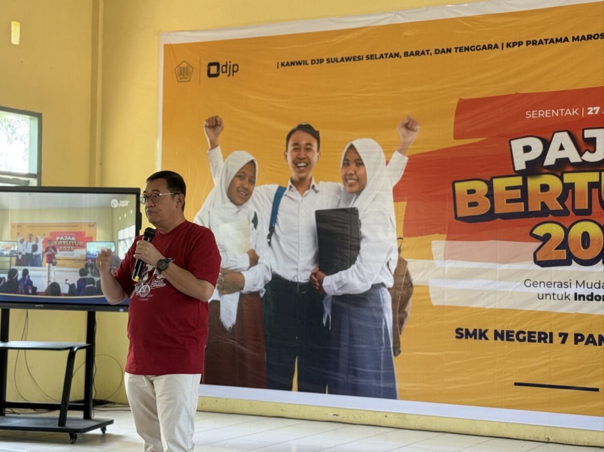 BAYAR PAJAK -- Kepala Kanwil DJP Sulawesi Selatan, Barat, dan Tenggara (Sulselbartra), YFR Hermiyana menyampaikan materi mengenai pentingnya membayar pajak sejak dini.
