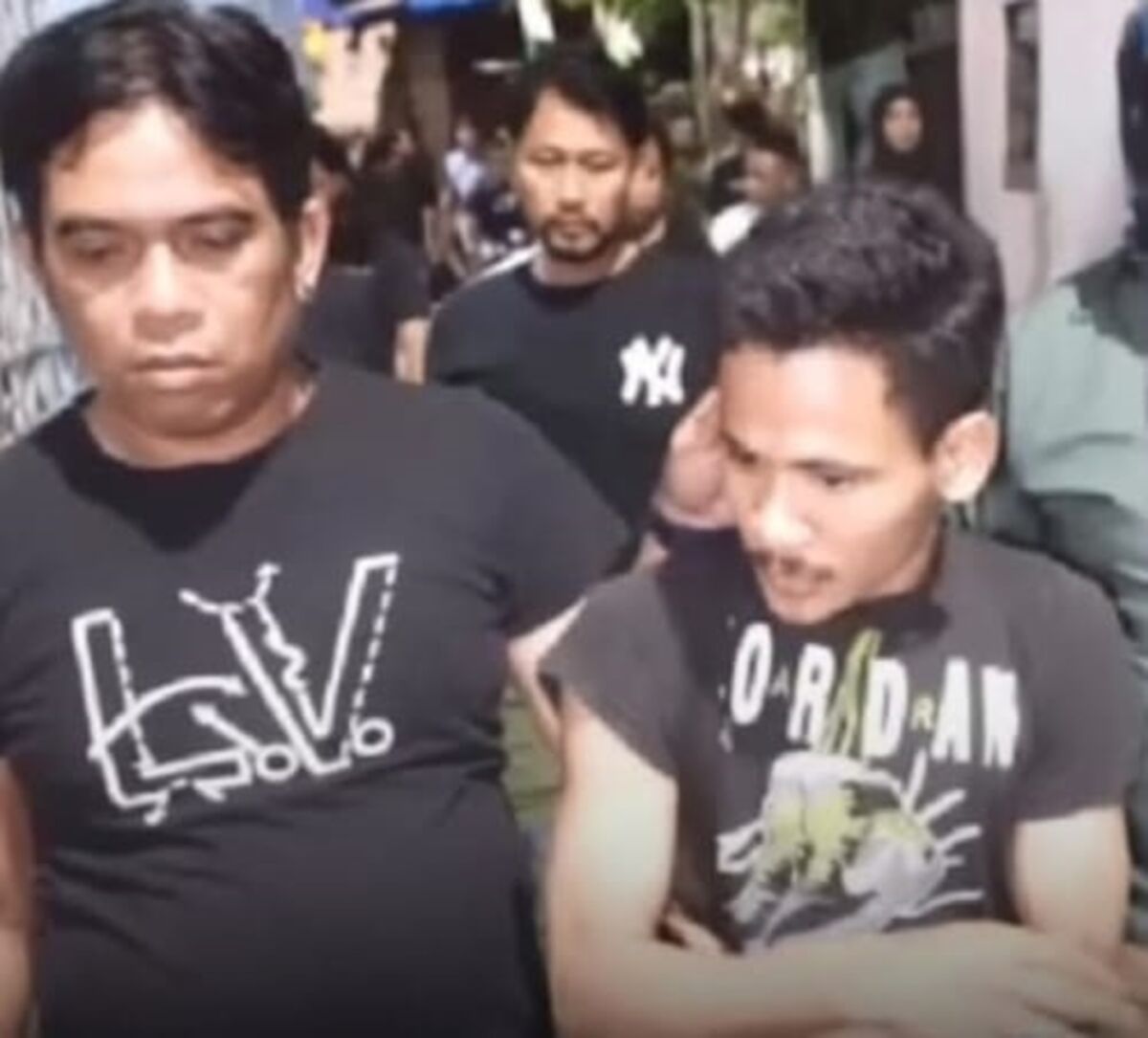 BEGAL -- Tim Jatanras Polrestabes Makassar amankan dua orang sebagai pelaku pembegalan terhadap seorang mahasiswa.
