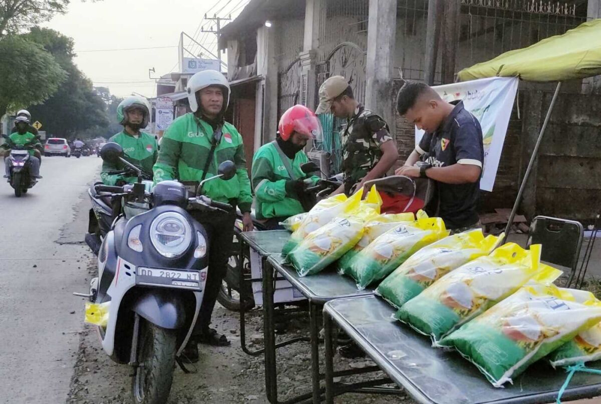 BKM/SAR
BELI -- Para driver ojol ikut membeli beras di bazaar beras murah yang digelar Kikav 14/JJ Divif 3 Kostrad Gowa di depan Kampus UIN Samata, Gowa. 

