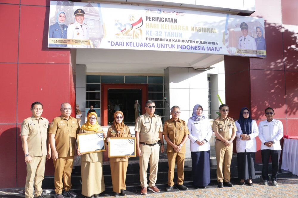 KERJASAMA -- Pemkab Bulukumba dan PA Bulukumba melakukan penandatanganan kerja sama di sela-sela Apel Gabungan OPD di Kantor Bupati Bulukumba, Senin (4/8).
