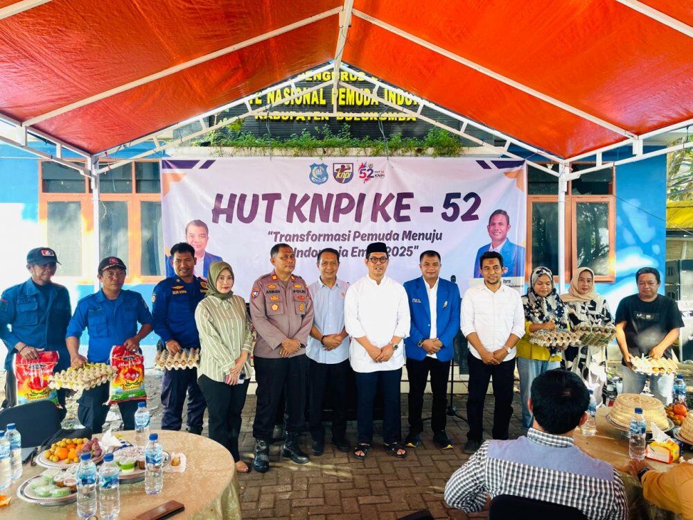 SEMBAKO -- Pengurus DPD KNPI Bulukumba berbagi 100 paket sembako kepada petugas kebersihan, pemadam kebakaran, warga terdampak banjir, dan sejumlah elemen lain yang membutuhkan di Sekretariat DPD KNPI Kabupaten Bulukumba, Jumat (1/8).