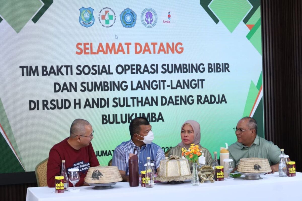 BAKTI SOSIAL -- Rumah Sakit Umum Daerah (RSUD) H. Andi Sulthan Daeng Radja Bulukumba menggandeng Smile Train Indonesia (STI) menggelar bakti sosial operasi bibir sumbing dan langit-langit secara gratis, Jumat (22/8). 