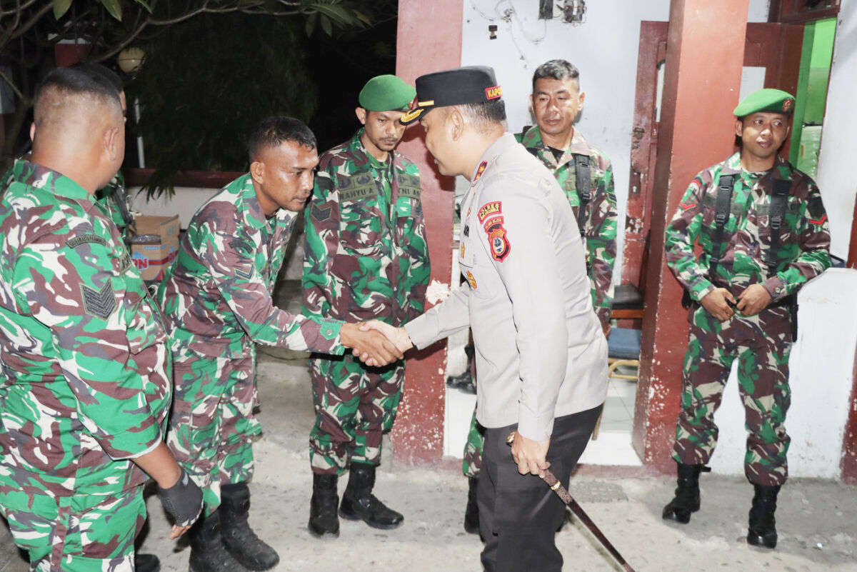 PATROLI GABUNGAN -- Aparat TNI dan Polri mengadakan patroli gabungan dalam rangka menjaga keamanan serta menciptakan situasi Kamtibmas yang kondusif di Kabupaten Bulukumba pada Minggu (31/8) dinihari.