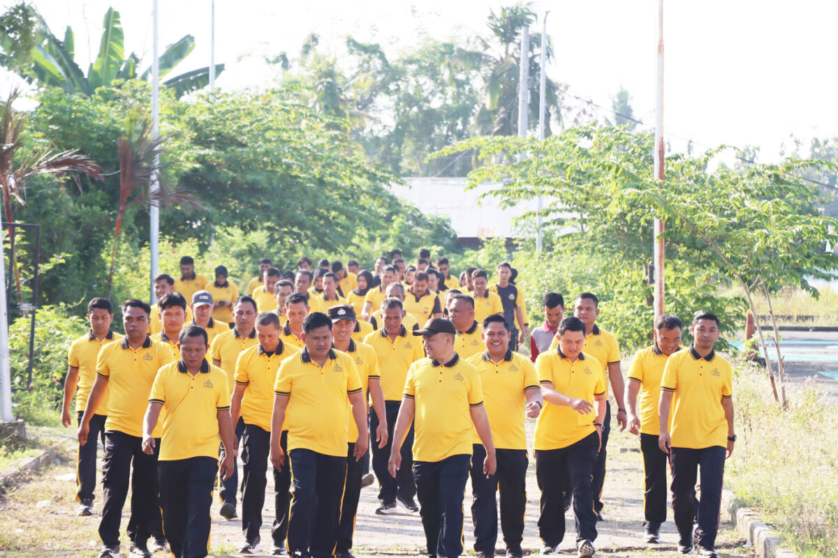JALAN KAKI -- Personel Polres Bulukumba berjalan kaki dengan jarak tempuh 5K seusai apel pagi, Jumat (22/8).

