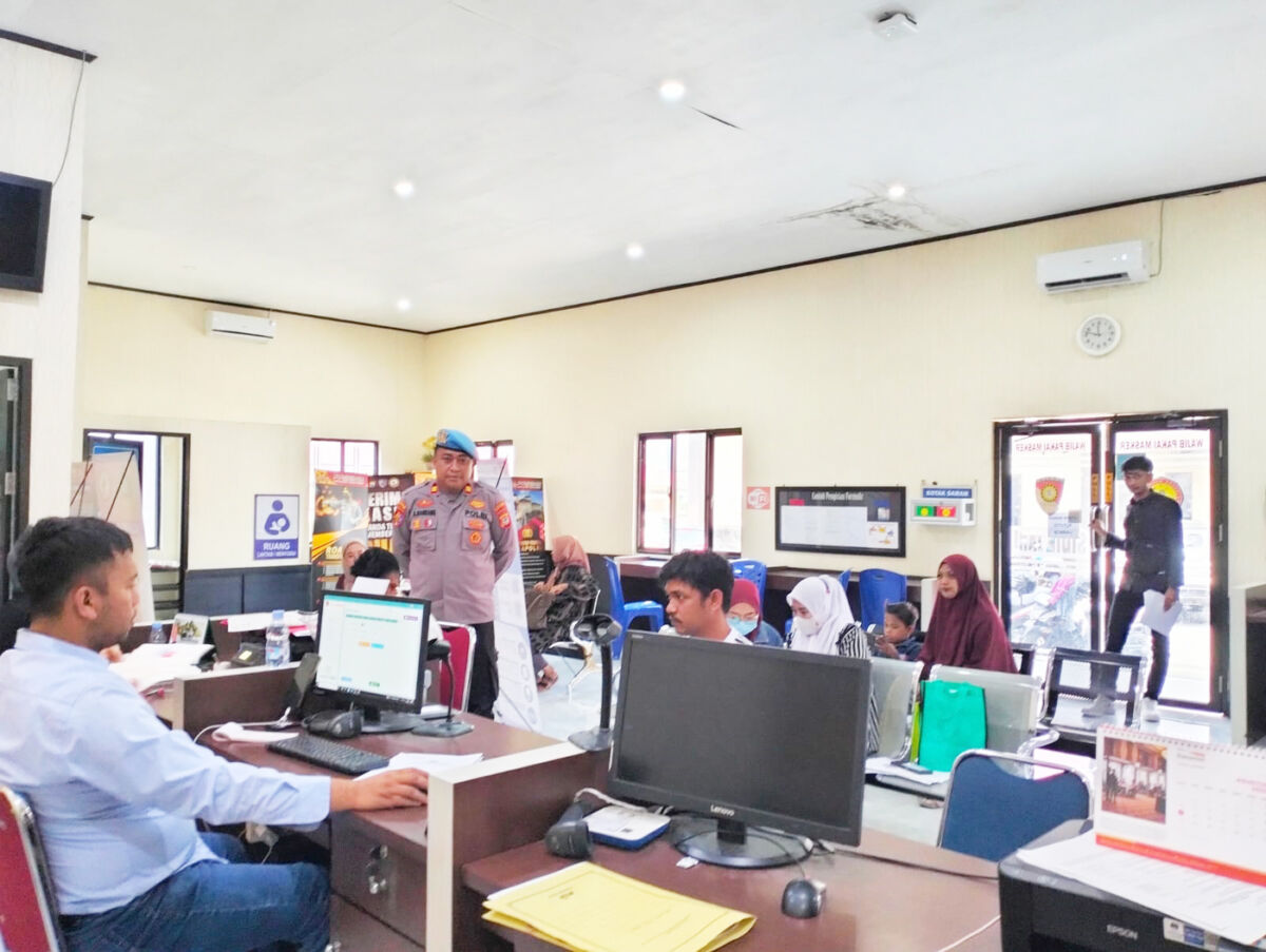 SIDAK -- Kasi Propam Polres Bulukumba, Iptu Andi Pananrangi melakukan inspeksi mendadak (sidak) di ruang pelayanan SKCK Polres Bulukumba, Senin (25/8).
