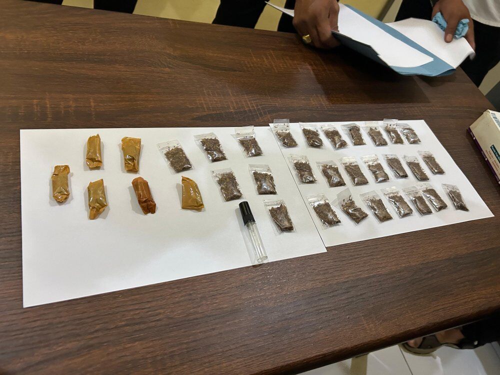 GAGALKAN -- Polisi berhasil menggagalkan peredaran narkotika jenis tembakau sintetis di Kabupaten Bulukumba. Seorang pria berinisial AR (30) diringkus di Jalan Lanto Daeng Pasewang, Kelurahan Caile, Kecamatan Ujung Bulu, Senin (4/8) dini hari.
