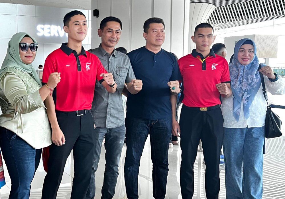 LOLOS AKMIL -- Kapolsek Gantarang Kompol Abdul Kadir dan Kabag Ops Polres Bulukumba AKP Andi Akbar Munir, bersama istri dan putranya masing-masing yang berhasil lolos Akmil Magelang.  
