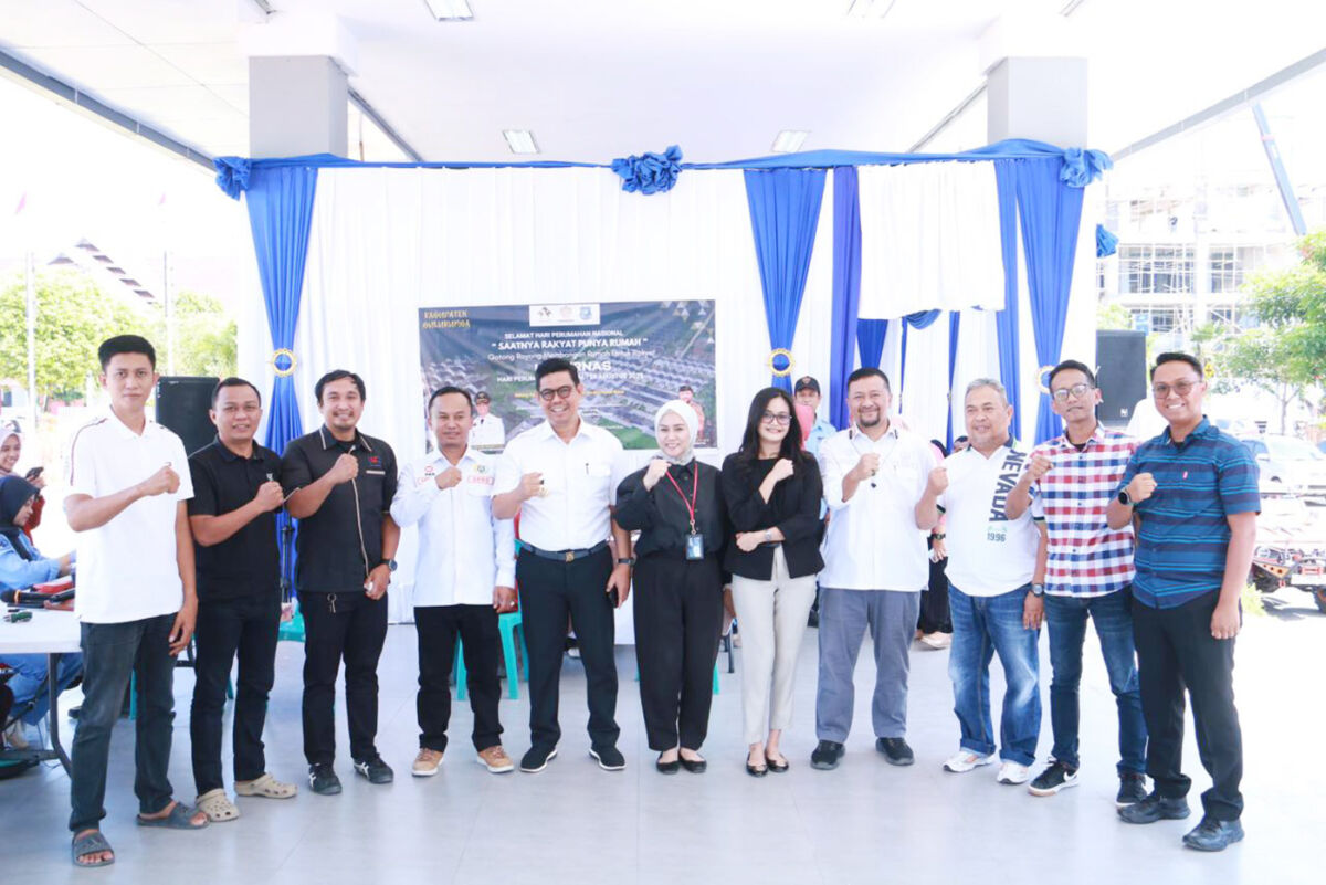 PERINGATAN -- Wabup Bulukumba Edy Manaf foto bersama usai memperingati Harpenas dengan menggelar donor darah di Tribun Lapangan Pemuda Bulukumba, Senin (27/8).
