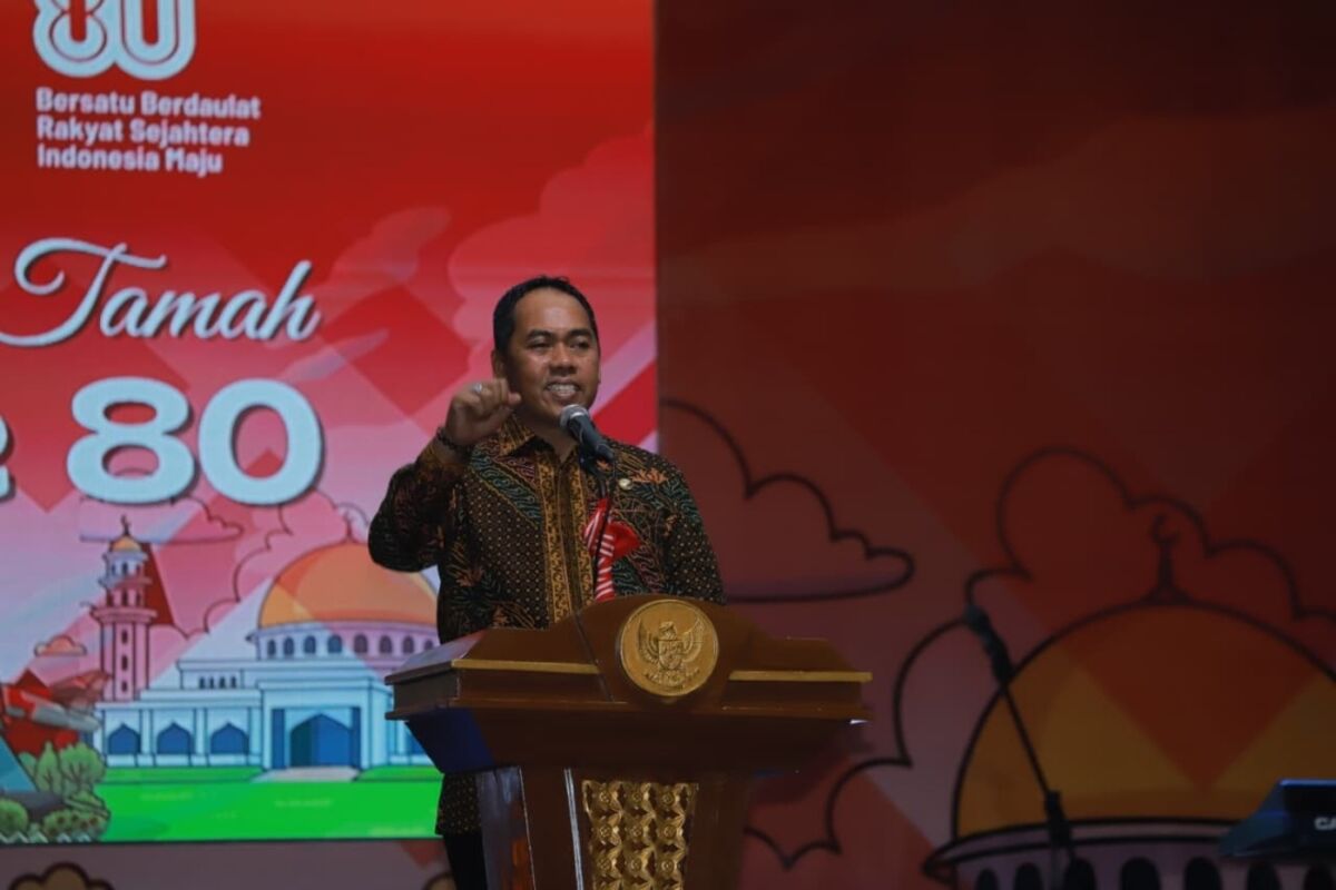 TUTUP -- Bupati Wajo, Andi Rosman resmi menutup Gebyar Maradeka Festival (GMF) lewat malam ramah tamah di RTH Callaccu Sengkang baru-baru ini.  
