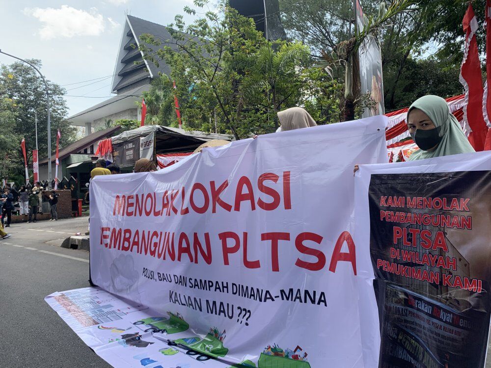 ist
DEMO--Ratusan warga Mula Baru, Kelurahan Bira, Kecamatan Tamalanrea menggelar aksi unjuk rasa di DPRD Kota Makassar, Rabu (6/8).Mereka menuntut agar lokasi PSEL bisa dipindahkan karena kehadirannya sangat meresahkan warga.

