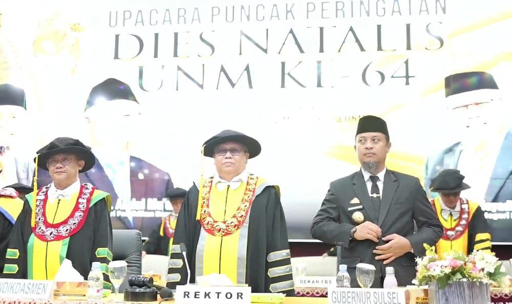 ist
DIES NATALIS--Rektor UNM Prof Karta Jayadi (tengah) bersama Menteri Pendidikan Dasar dan Menengah RI, Prof Abdul Mu’ti (kiri) dan  Gubernur Sulsel, Andi Sudirman Sulaiman saat menghadiri puncak Dies Natalis UNM ke 64 Tahun yang digelar di Lecture Theatre Menara Pinisi, Sabtu (2/8).
