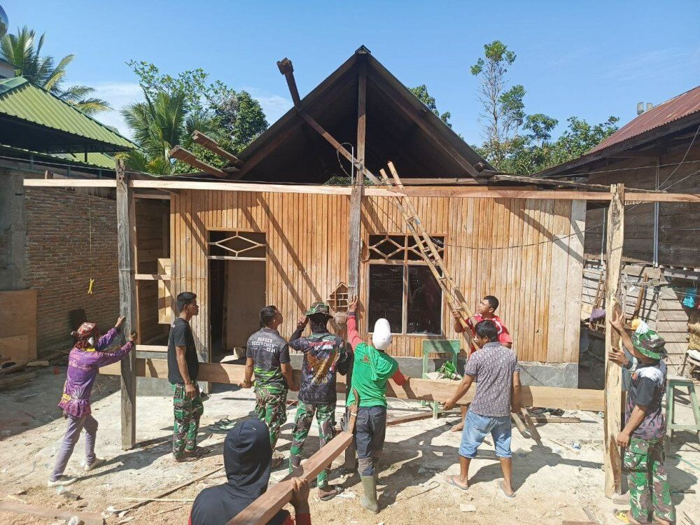 RUMAH -- Kegiatan fisik program TMMD ke-125 Kodim 1419/Enrekang terus berjalan melalui pembangunan RTLH di Sasaran Satu Desa Pekalobean, Kecamatan Anggeraja, Kabupaten Enrekang, Jumat (1/8). 