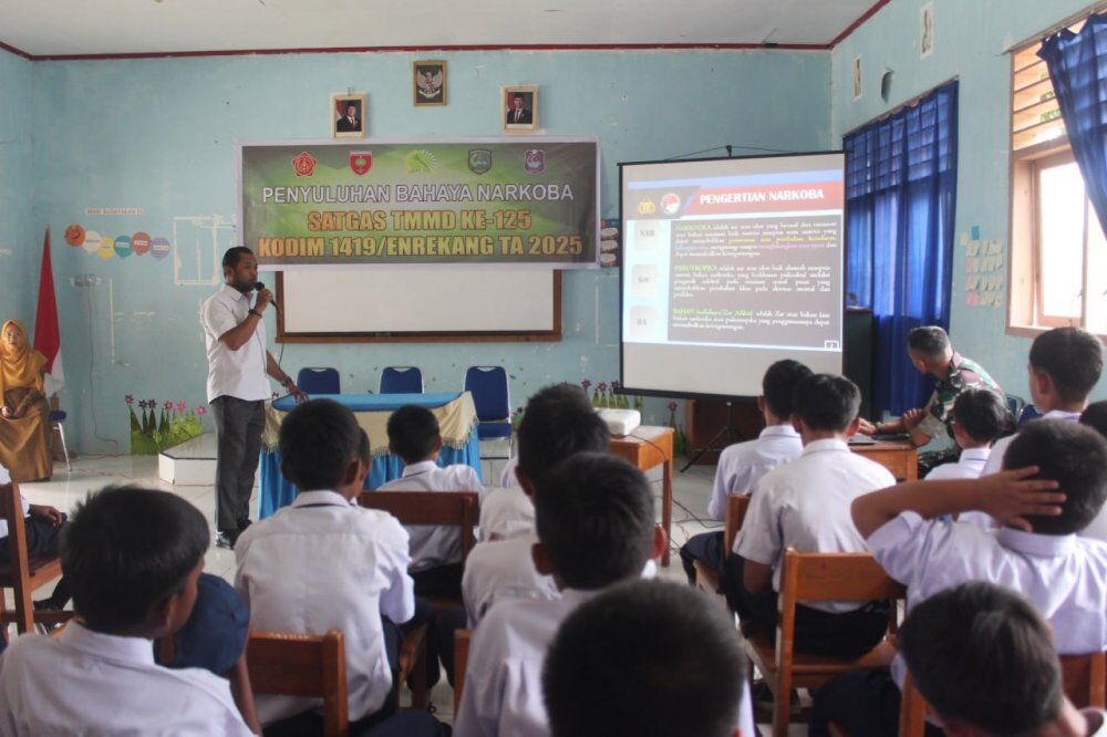 PENYULUHAN -- Satgas TMMD ke-125 Kodim 1419/Enrekang menggelar penyuluhan bahaya narkoba, psikotropika, obat-obatan terlarang, dan zat adiktif lainnya di SMPN 4 Anggeraja, Kecamatan Anggeraja, Kabupaten Enrekang, Senin (4/8). 
