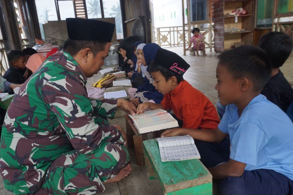 MENGAJAR MENGAJI -- Personel Satgas TMMD Kodim 1419/Enrekang menyempatkan waktu untuk melakukan kegiatan sosial kemasyarakatan di tengah padatnya kegiatan fisik pembangunan dalam program TNI Manunggal Membangun Desa (TMMD) ke-125