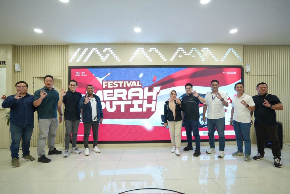 FESTIVAL -- General Manager Marketing Kalla Toyota, Suliadin (tiga dari kiri), Marketing Manager Kalla Toyota, Amelia Amin (tiga dari kanan) foto bersama tim Kalla Toyota dan para mitranya saat jumpa pers Festival Merah Putih Kalla Toyota.
