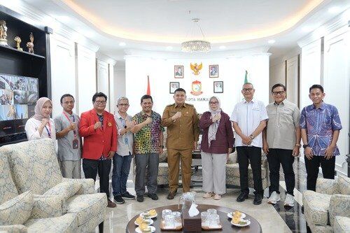 ist
TERIMA--Wali Kota Makassar, Munafri Arifuddin saat menerima audiens Presiden Gustalcom, Prof Rusnadi Padjung.Rencananya Komunitas Gustalcom, bekerja sama dengan PT Telkom Indonesia akan menggelar kegiatan restorasi terumbu karang di Pulau Bone Tambung, Kepulauan Spermonde, Kota Makassar. 
