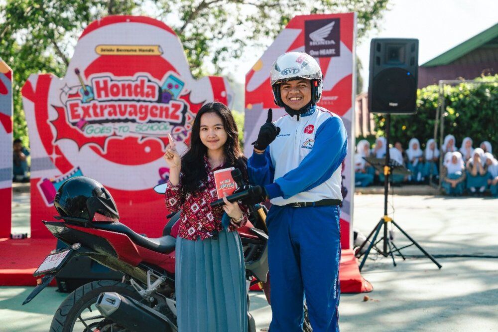 HADIAH -- Salah seorang siswa SMAN 6 Kendari menerima hadiah pada acara Honda ExtravagenZ dari pihak pelaksana.
