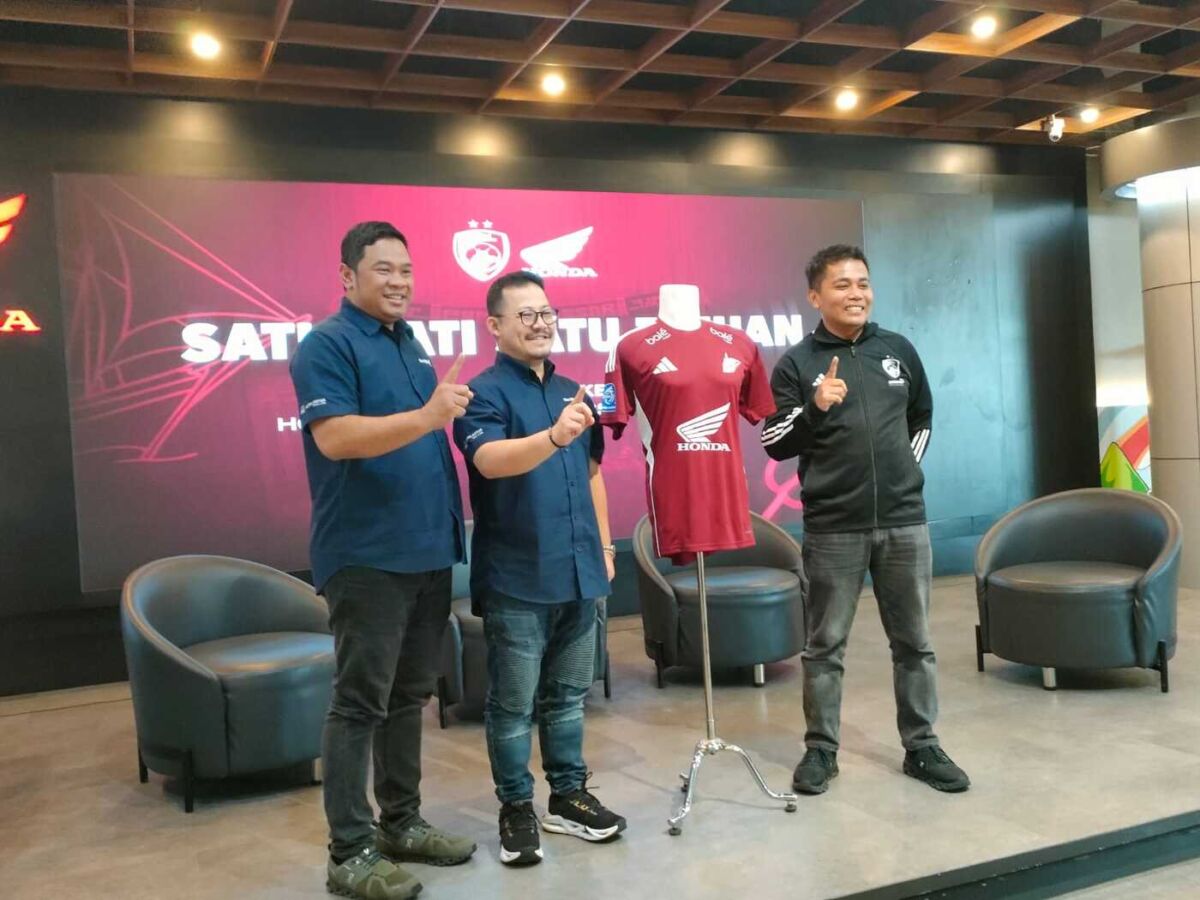 JERSEY BARU -- Kepala Wilayah Astra Motor Sulawesi Selatan, Thamsir Sutrisno (tengah), Manajer Pemasaran Astra Motor Sulawesi Selatan, Kresna Murti Dewanto (tengah), dan Direktur Operasional PSM Makassar, Rafiuddin Razak, saat melaunching dan memperkenalkan jersey baru PSM Makassar untuk kompetisi Liga I tahun 2025-2026 di Astra Motor Experience Center TSM Makassar, Kamis, 7 Agustus 2025. 
