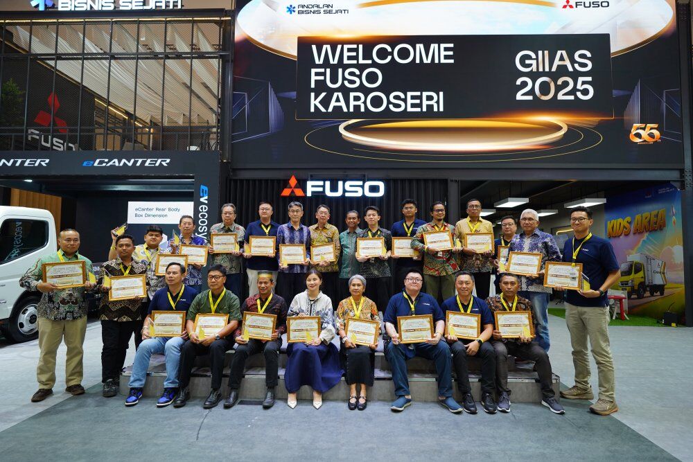 KAROSERI -- Sebanyak 23 perusahaan karoseri dari 30 perusahaan yang telah dinyatakan lolos evaluasi oleh PT Krama Yudha Tiga Berlian Motors di sela menerima penghargaan.  
