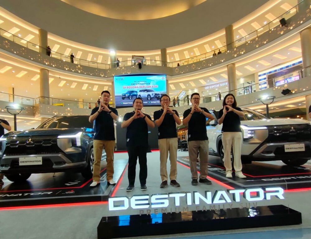 LAUNCHING -- Komisaris PT Sulawesi Berlian Motor, Clarissa Aurelia (kanan) bersama Presiden Direktur PT MMKSI, Atsushi Kurita (tengah) saat melaunching Mitsubishi Destinator di Trans Studio Mall Makassar, Jumat, 1 Agustus 2025/
