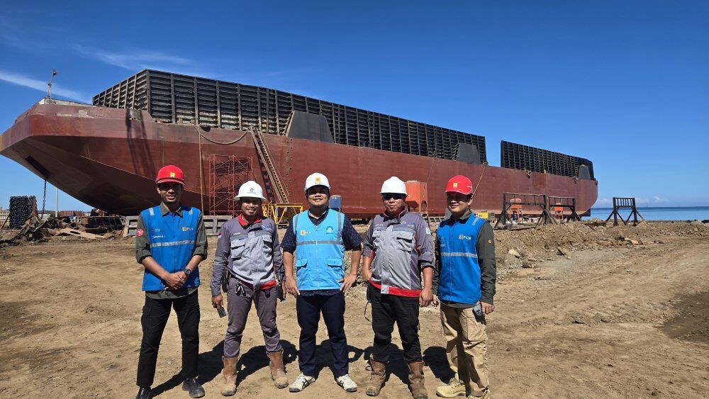 LAYANAN KELISTRIKAN -- PLN berhasil mewujudkan program layanan kelistrikan untuk galangan kapal atau electrifying marine di Kabupaten Barru, Sulawesi Selatan terbukti berhasil mewujudkan industri yang ramah lingkungan.
