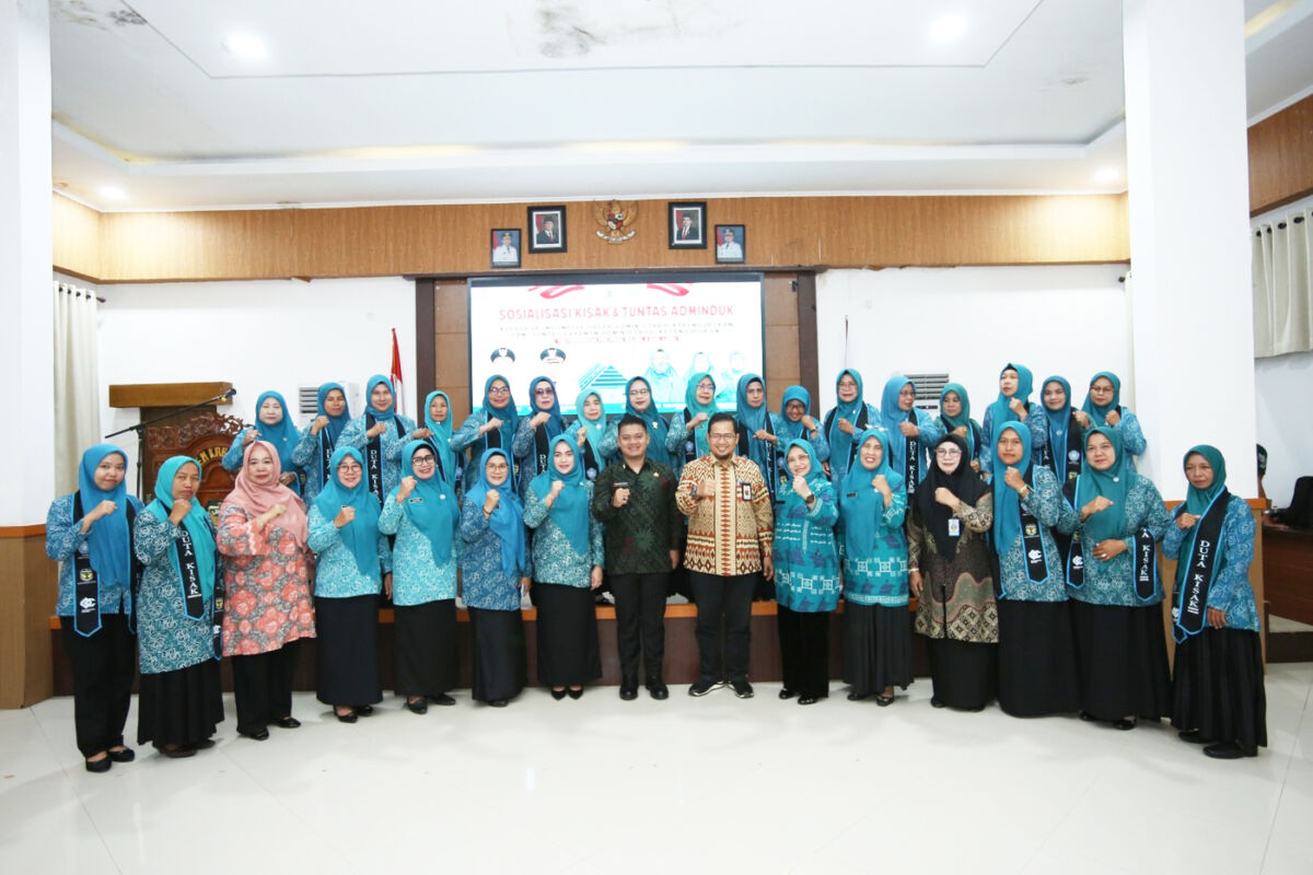 SOSIALISASI -- Pengurus TP PKK Sulsel dan TP PKK Kabupaten Luwu bekerjasama dengan Disdukcapil Kabupaten Luwu menggelar sosialisasi Kisak dan Tuntas Layanan Administrasi Kependudukan di Aula rumah jabatan Bupati Luwu, Kamis (21/8).