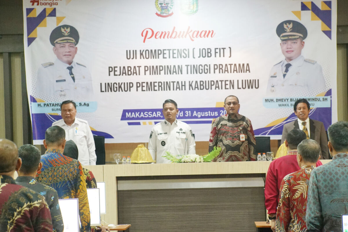UJI KOMPETENSI -- Wabup Luwu Muh Dhevy Bijak Pawindu mewakili Bupati Luwu membuka secara resmi pelaksanaan job fit JPT Pratama yang digelar Badan Kepegawaian dan Pengembangan Sumber Daya Manusia (BKSDM) Kabupaten Luwu di Makassar, Rabu (27/8).