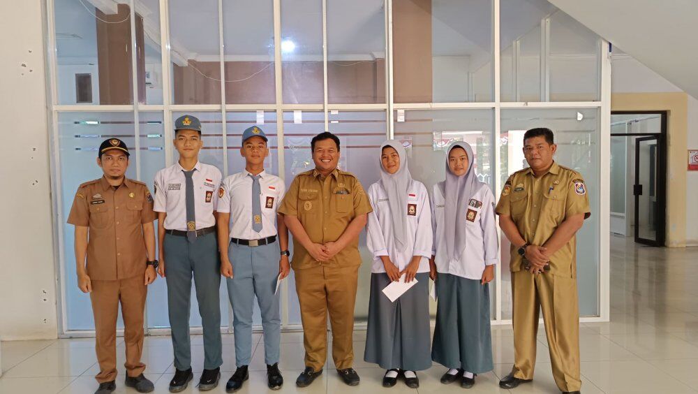LEPAS -- Wakil Bupati Enrekang Andi Tenri Liwang La Tinro melepas empat siswa yang lolos seleksi Paskibra tingkat Provinsi Sulsel tahun 2025, Senin (4/8). 
