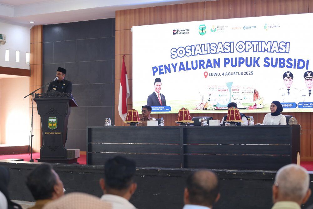 SOSIALISASI -- Pemkab Luwu bekerjasama PT Pupuk Indonesia menggelar kegiatan sosialisasi optimalisasi penyaluran pupuk subsidi di Aula Andi Kambo, Kompleks Perkantoran Bupati Luwu, Senin (4/8). Sosialisasi dibuka secara resmi Bupati Luwu, H. Patahudding.
