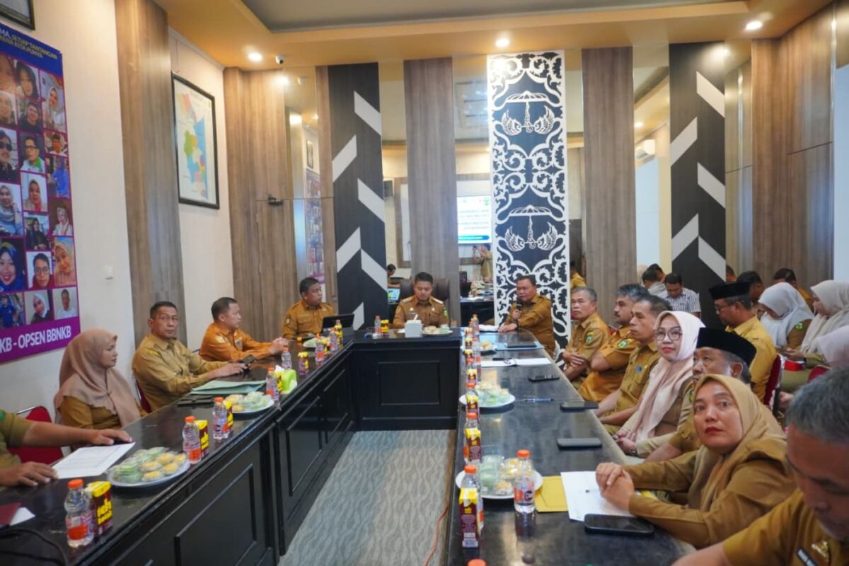 MONEV -- Wabup Luwu, Muh Dhevy Bijak Pawindu memimpin rapat Monev PAD serta ETPD semester I Tahun 2025 sekaligus membahas penyusunan Target Pendapatan Daerah Tahun Anggaran 2026 di Ruang Rapat Bapenda Kabupaten Luwu, Senin (25/8).
