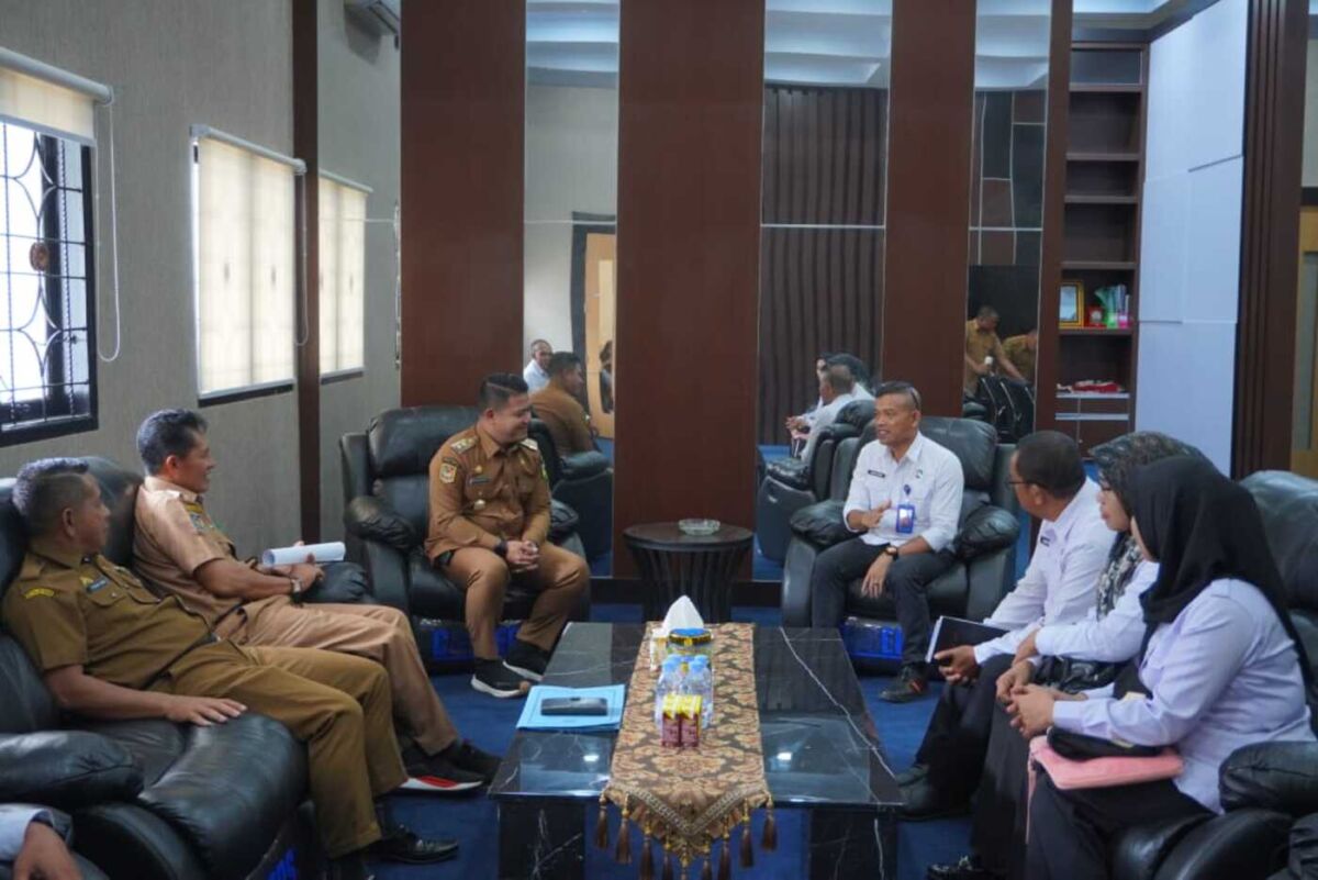 AUDIENSI -- Wakil Bupati Luwu, Muh. Dhevy Bijak Pawindu menerima audiensi dari Badan Narkotika Nasional (BNN) Kota Palopo di ruang kerjanya, Senin (25/8). 
