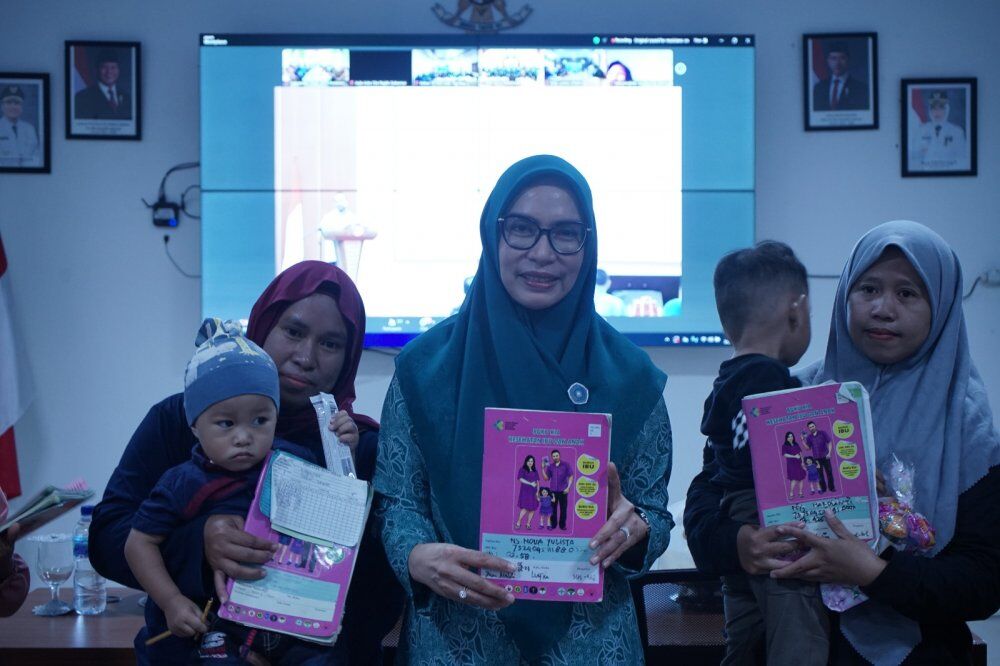 MEETING -- Ketua TP PKK Kabupaten Luwu Timur, Ani Nurbani Irwan mengikuti kegiatan Zoom Meeting Launching Gerakan Membaca Buku KIA di Aula Media Center Diskominfo Luwu Timur baru-baru ini. 
