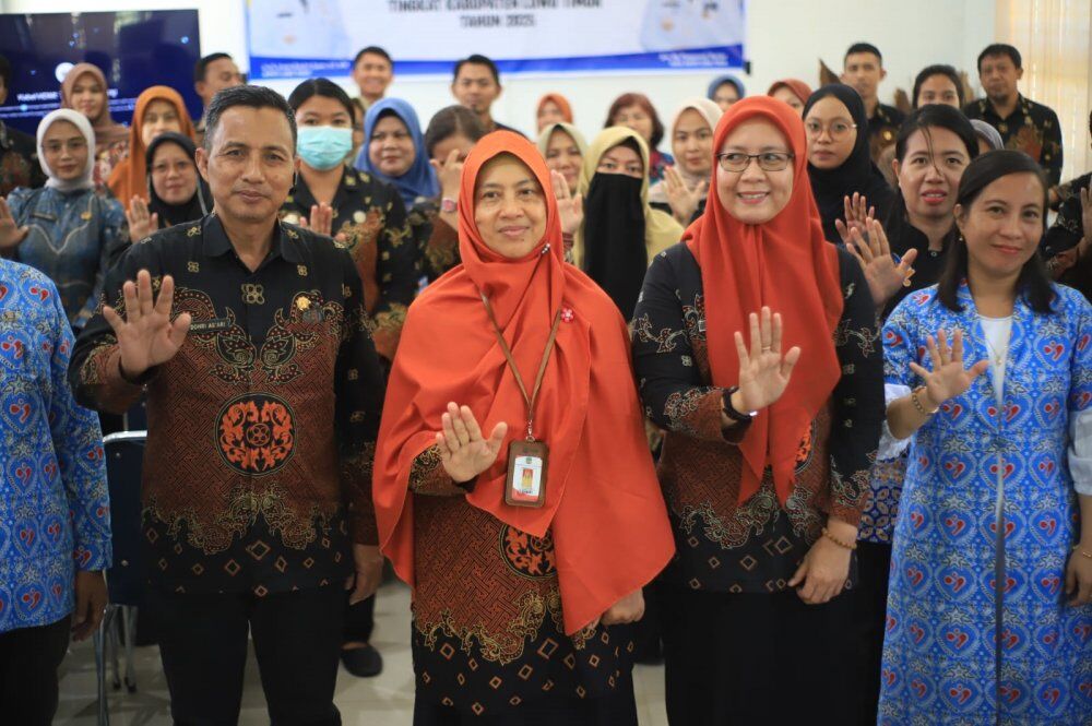 BUKA -- Asisten III Setdakab Luwu Timur, Nursih Hariani mewakili Wakil Bupati Luwu Timur selaku Ketua TPPS Lutim membuka kegiatan Rapat Koordinasi (Rakor) Tim Percepatan Penurunan Stunting (TPPS) tingkat Kabupaten tahun 2025, di Aula Dinas PPKB Lutim, Kamis (31/7).  
