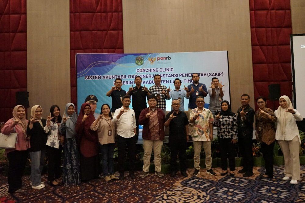 COACHING -- Sekkab Luwu Timur, H. Bahri Suli foto berasama usai secara resmi menutup kegiatan Coaching Clinic Sakip lingkup Pemkab Luwu Timur Tahun 2025 selama dua hari di Hotel Gammara, Kota Makassar baru-baru ini.