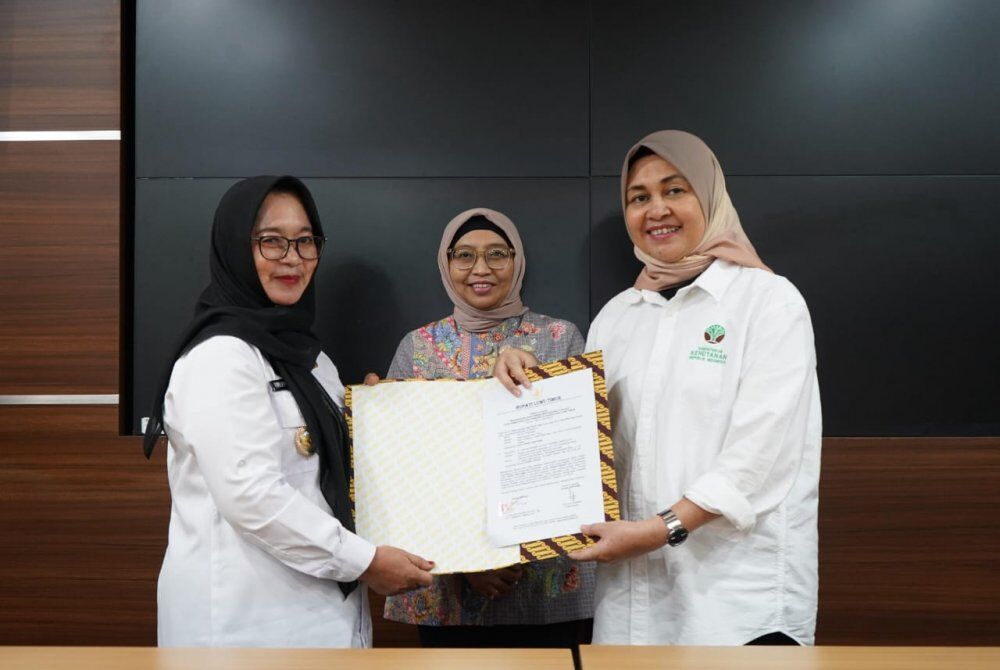 EKSPOSE -- Wabup Lutim Hj Puspawati menghadiri kegiatan ekspose hasil penilaian dan serah terima hasil penanaman dalam rangka rehabilitasi DAS di Ruang Rapat Ditjen PDASRH Jakarta Pusat baru-baru ini. 