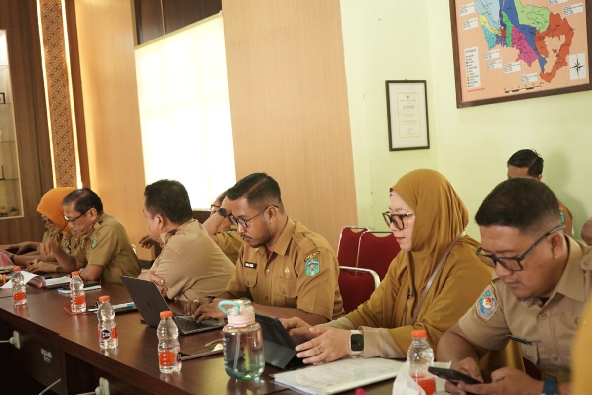 PERSIAPAN -- Tim Pembina dan Forum KKS mematangkan persiapan menuju verifikasi lanjutan Penilaian KKS Tahun 2025 di Aula Bapperida Lutim baru-baru ini. Rapat  dibuka Kepala Bapperida Lutim, Dohri As’ari, selaku Ketua Tim Pembina Kabupaten Sehat,.
