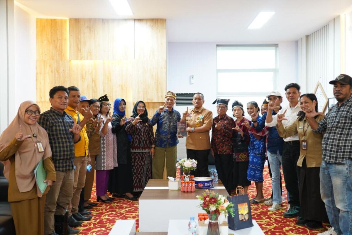 KUNJUNGAN -- Bupati Luwu Timur, H. Irwan Bachri Syam menerima kunjungan Lembaga Adat Suku Padoe Kecamatan Wasuponda dalam rangka silaturahmi, bertempat di Ruang Rapat Bupati Luwu Timur baru-baru ini. 
