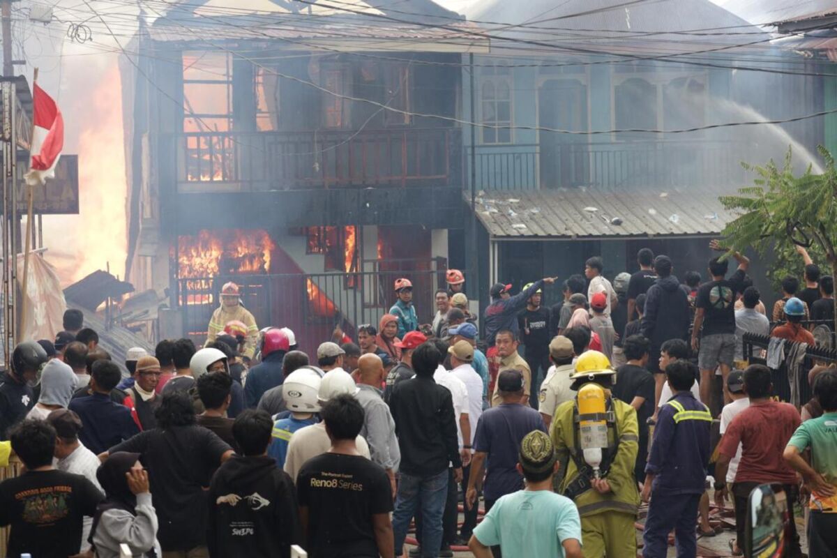 PADAMKAN API -- Bupati Luwu Timur, H. Irwan Bachri Syam bersama warga setempat dengan sigap turun tangan memberikan bantuan memadamkan api yang melanda kawasan itu serta masyarakat yang terdampak, Rabu (27/8).