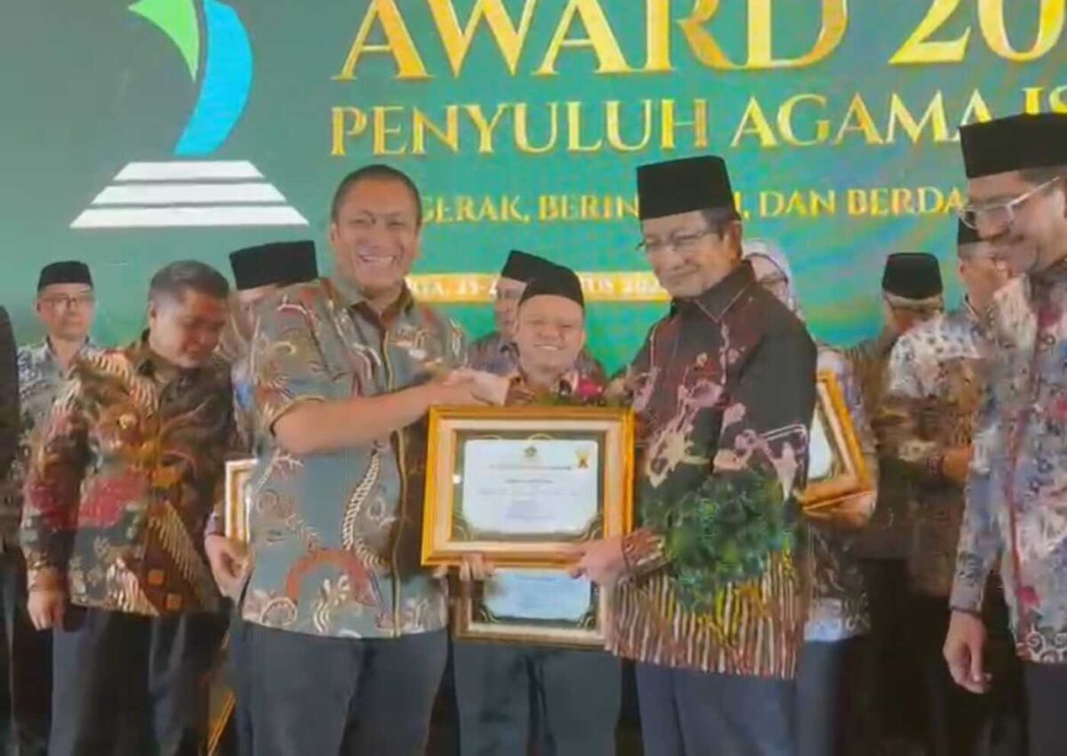 PENGHARGAAN -- Bupati Luwu Timur, H. Irwan Bachri Syam menerima penghargaan dari Kementerian Agama RI atas peran, dukungan, dan kontribusinya dalam program penguatan fungsi Penyuluh Agama Islam di Jakarta, Senin (25/8) 
