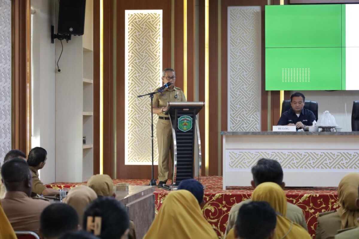 RAKOR -- Sekkab Luwu Timur, H Bahri Suli didampingi Kabag SDM Polres Luwu Timur, AKP Martinus Wemben saat membuka  Rakor  dan Evaluasi Program Ketahanan Pangan mendukung Produksi Jagung Kerjasama Polri di Aula Sasana Praja Kantor Bupati baru-baru ini. 