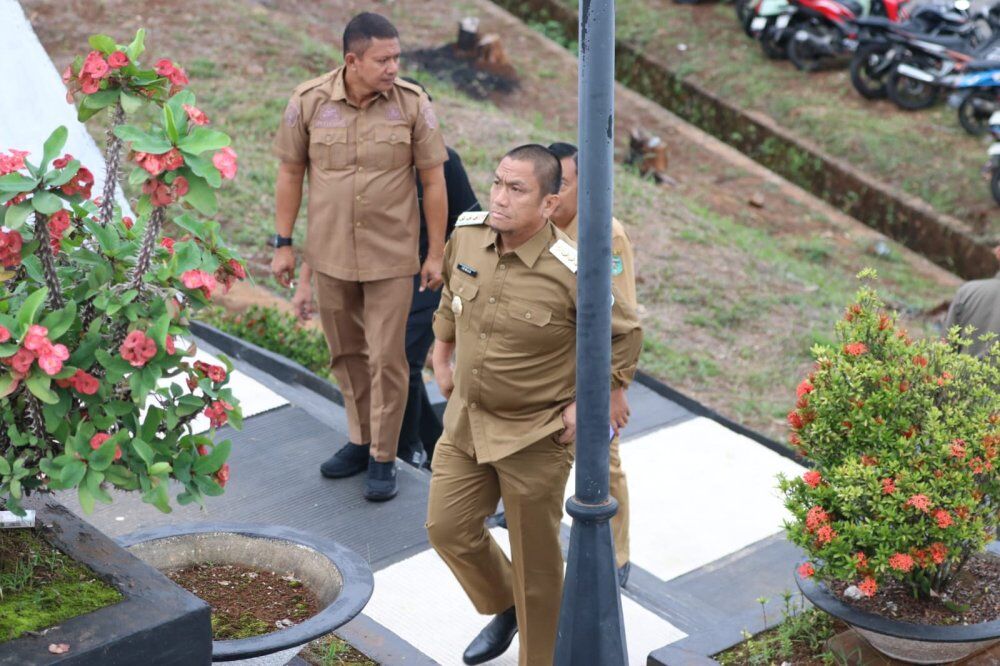 SIDAK -- Bupati Luwu Timur, H. Irwan Bachri Syam melakukan inspeksi mendadak (Sidak) pada pelaksanaan apel pagi yang dipimpin Sekkab H Bahri Suli, di halaman kantor bupati, Senin (4/8).