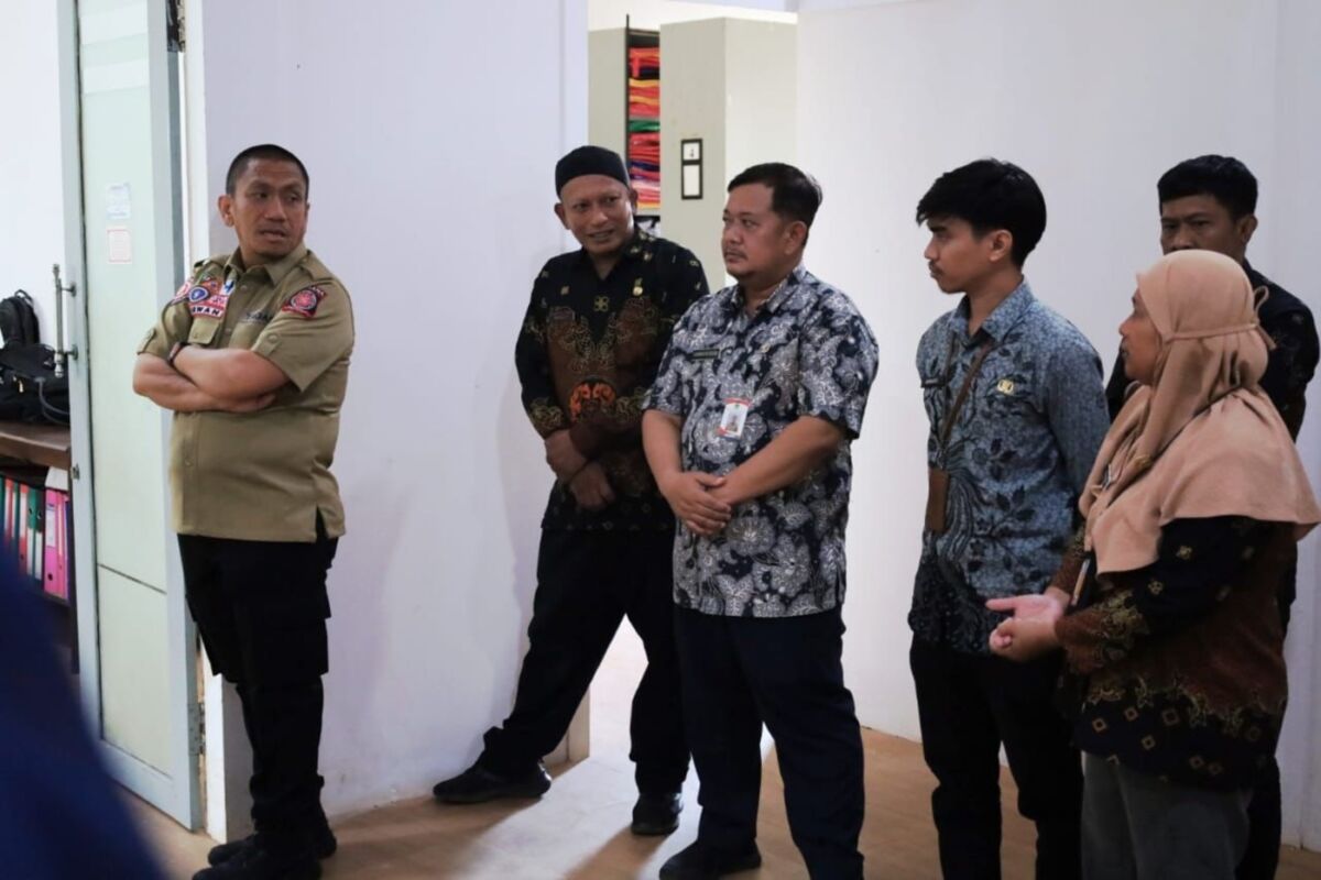 SIDAK -- Bupati Luwu Timur, H. Irwan Bachri Syam kembali melakukan sidak di tiga lokasi, masing-masing Kantor Unit Layanan Pengadaan (ULP), Kantor Dinas Perhubungan, dan Gedung Simpurusiang baru-baru ini.