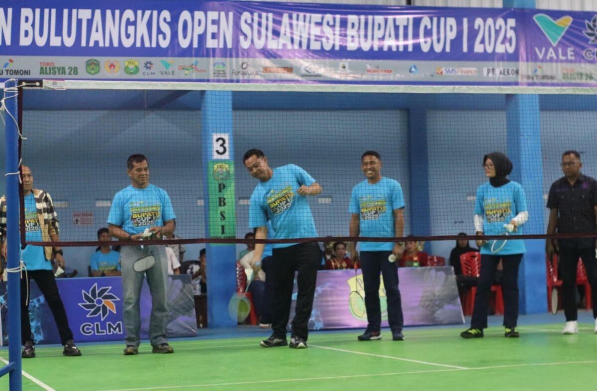 BUKA -- Kapolres Luwu Timur, AKBP Ario Putranto Tuhu Mangabdi resmi membuka Kejuaraan Bulutangkis Open Sulawesi Bupati Cup I 2025 di Sirda Badminton Hall, Kecamatan Tomoni, Sabtu (23/8). 