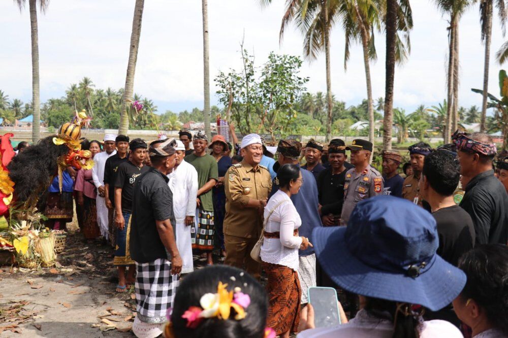 UPACARA -- Bupati Luwu Timur, H Irwan Bachri Syam menghadiri prosesi upacara Pitra Yadnya atau Ngaben di Tempat Pemakaman Desa Kertoraharjo, Kecamatan Tomoni Timur, Kabupaten Luwu Timur, Senin (4/8). 